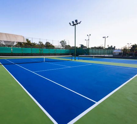 L’orientation du terrain influence directement l’exposition au soleil. Par conséquent, elle détermine le confort des joueurs. En effet,