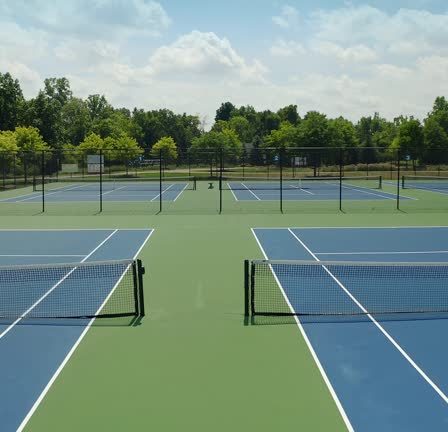 Lors de la construction d’un court de tennis, le drainage est une étape essentielle pour garantir la durabilité et la praticité