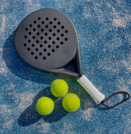 Les surfaces dures exigent des balles robustes. En effet, le béton ou l’asphalte use rapidement les balles. Ainsi, il est essentiel